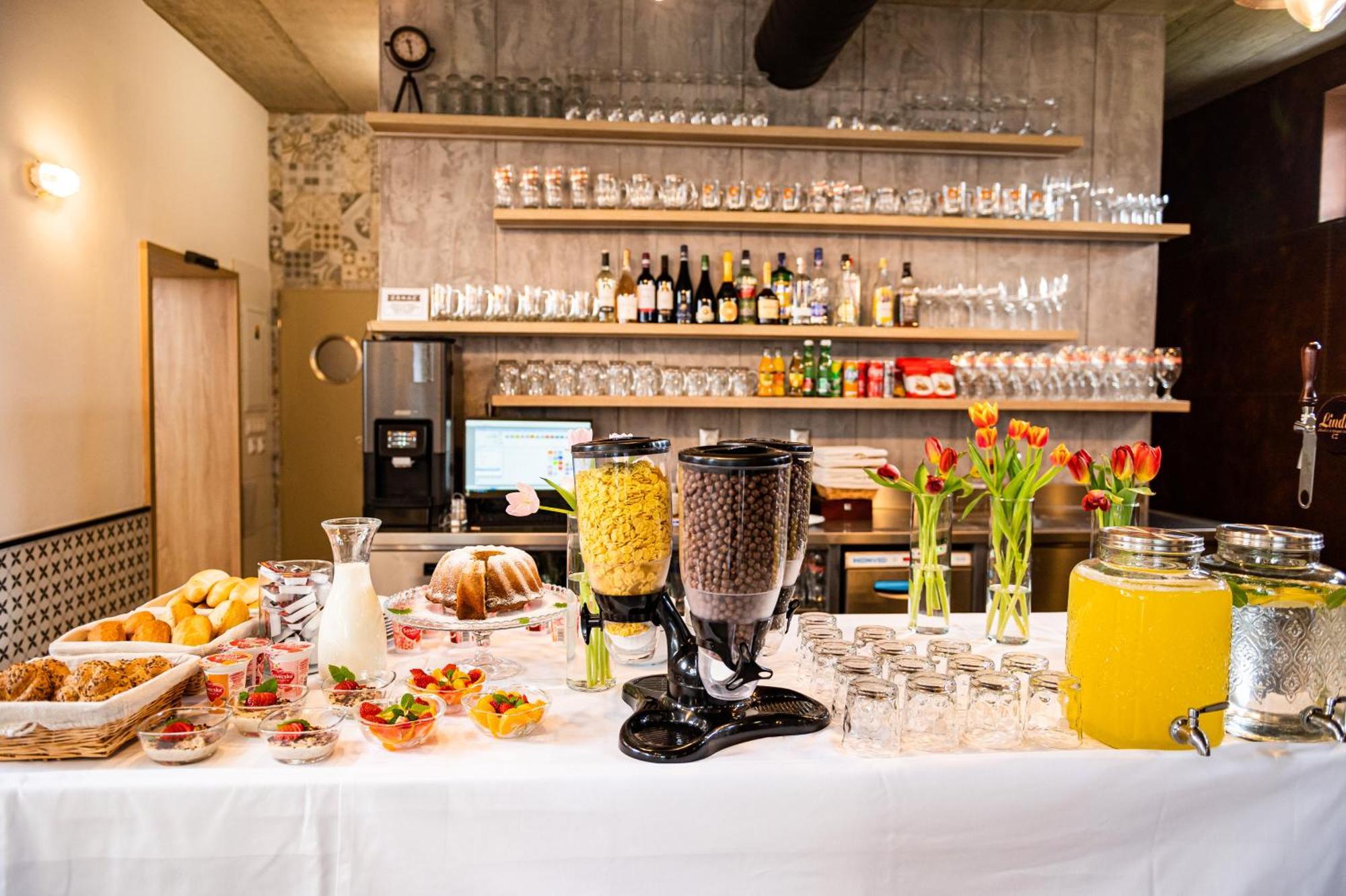 City Hotel B&B, Reception 24 7, 800M Od-From R1, Free Parking Banská Bystrica Exterior foto